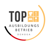 Logo des Top Ausbildungsbetriels der DEHOGA mit Aufschrift ‘TOP Ausbildungsbetriieb’ und Symbolen für Gastronomie, Hotel und Service, eine Auszeichnung für hervorragende Ausbildung.